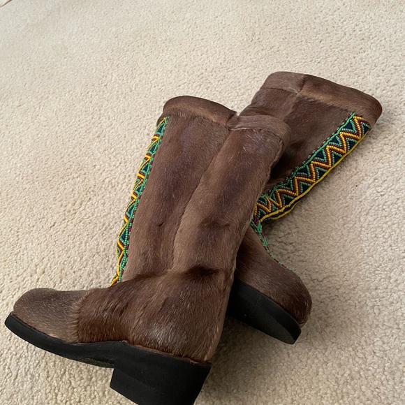 Weird RainDeer fur Aztec boots 🥾 with handmadede bead - Picture 4 of 4